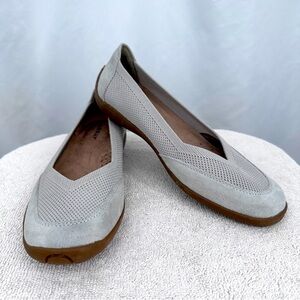 Array Womens Slip On Flats 8M Light Gray EUC